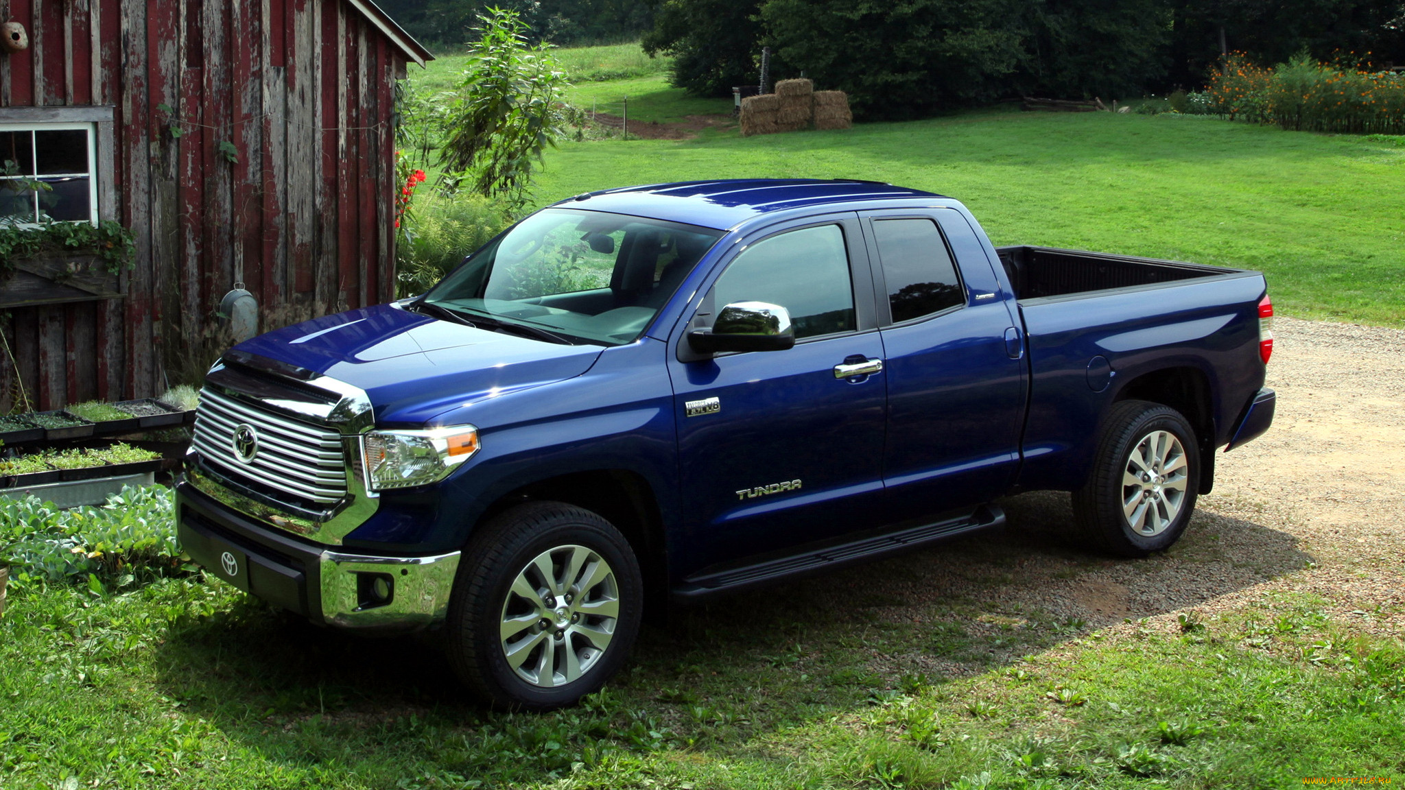 Toyota Tundra с автомобилем в пикапе